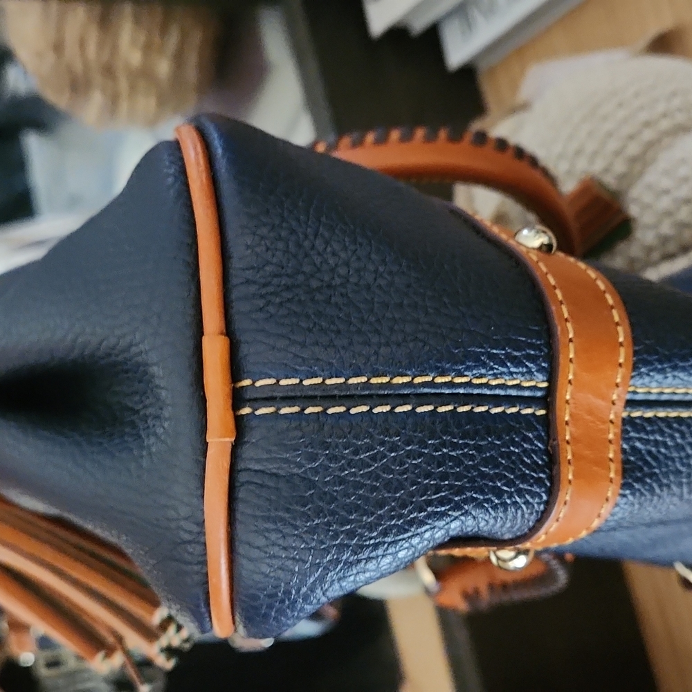 AUTHENTIC DOONEY AND BOURKE NAVY TAN PEBBLE LEATHER HANDBAG - Picture 8 of 9